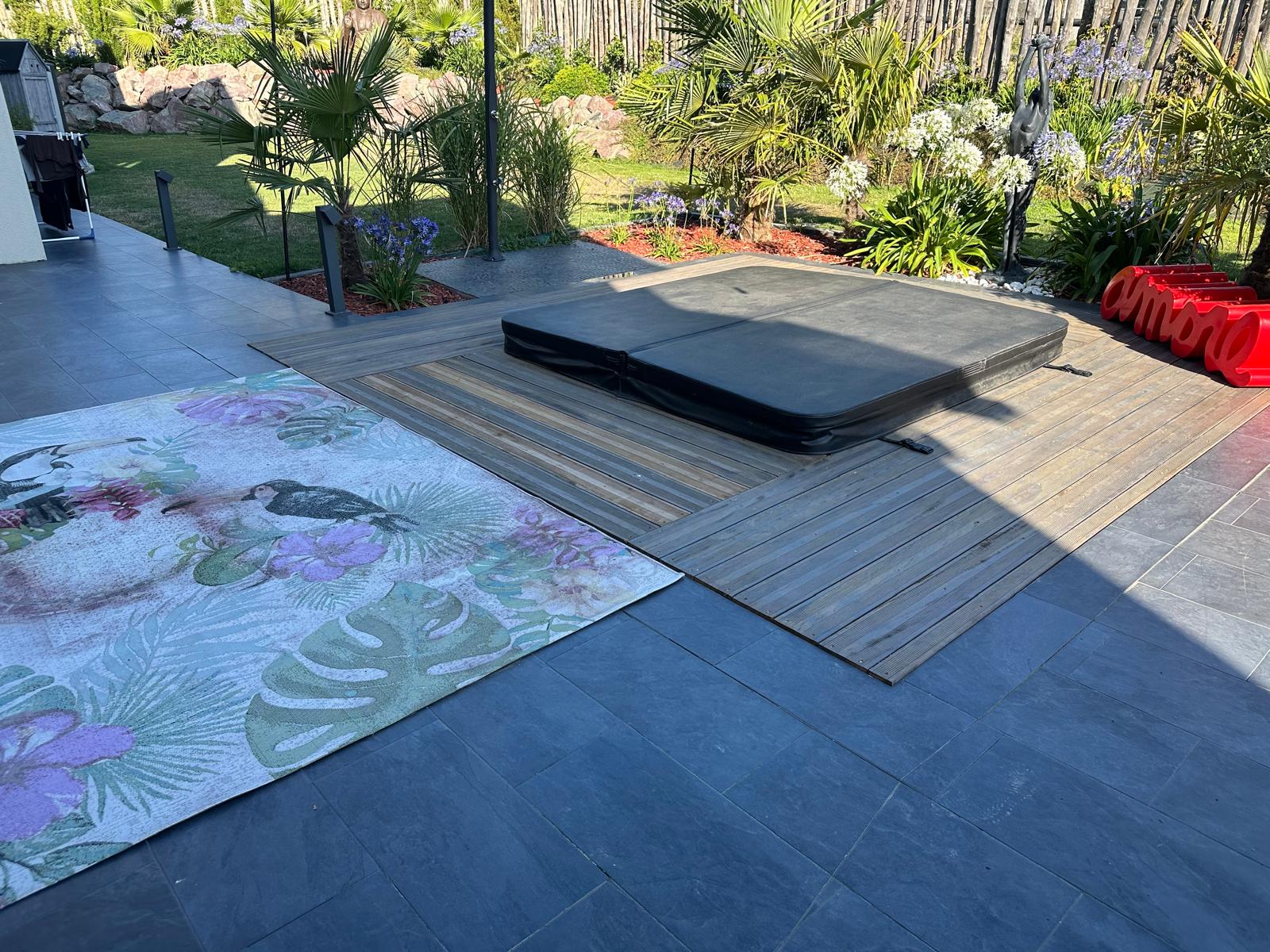 Aménagement extérieur d'une villa avec terrasse