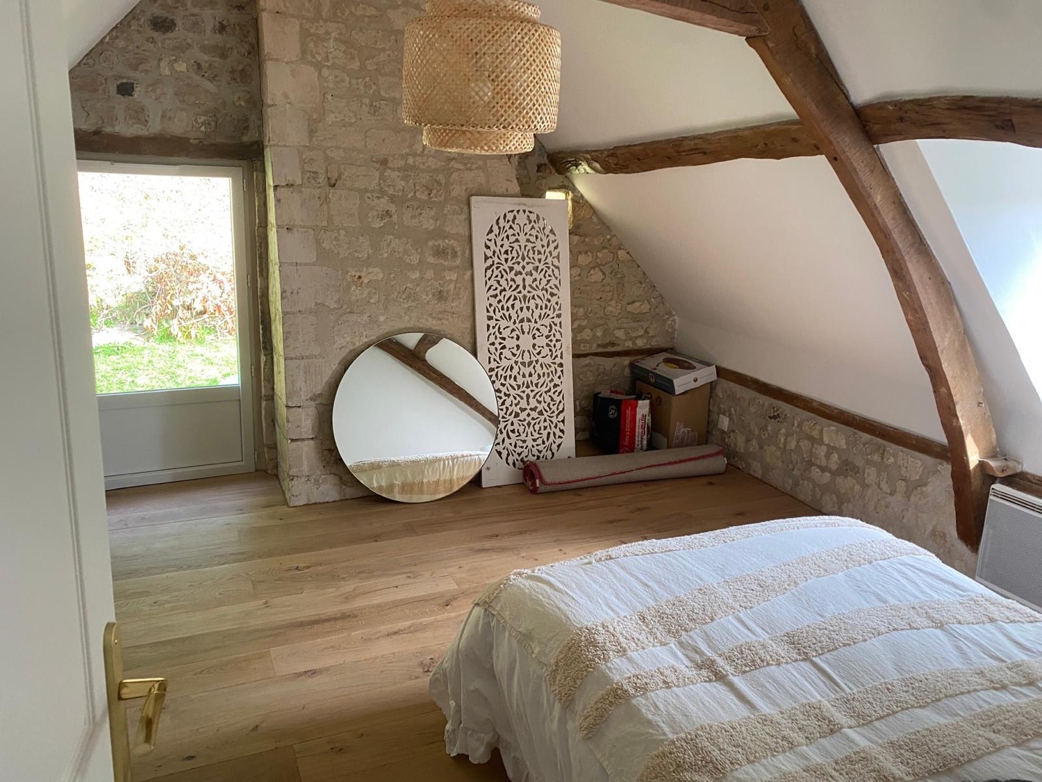Chambre avec mur en pierre apparente conservé, fenêtre neuve et parquet chêne