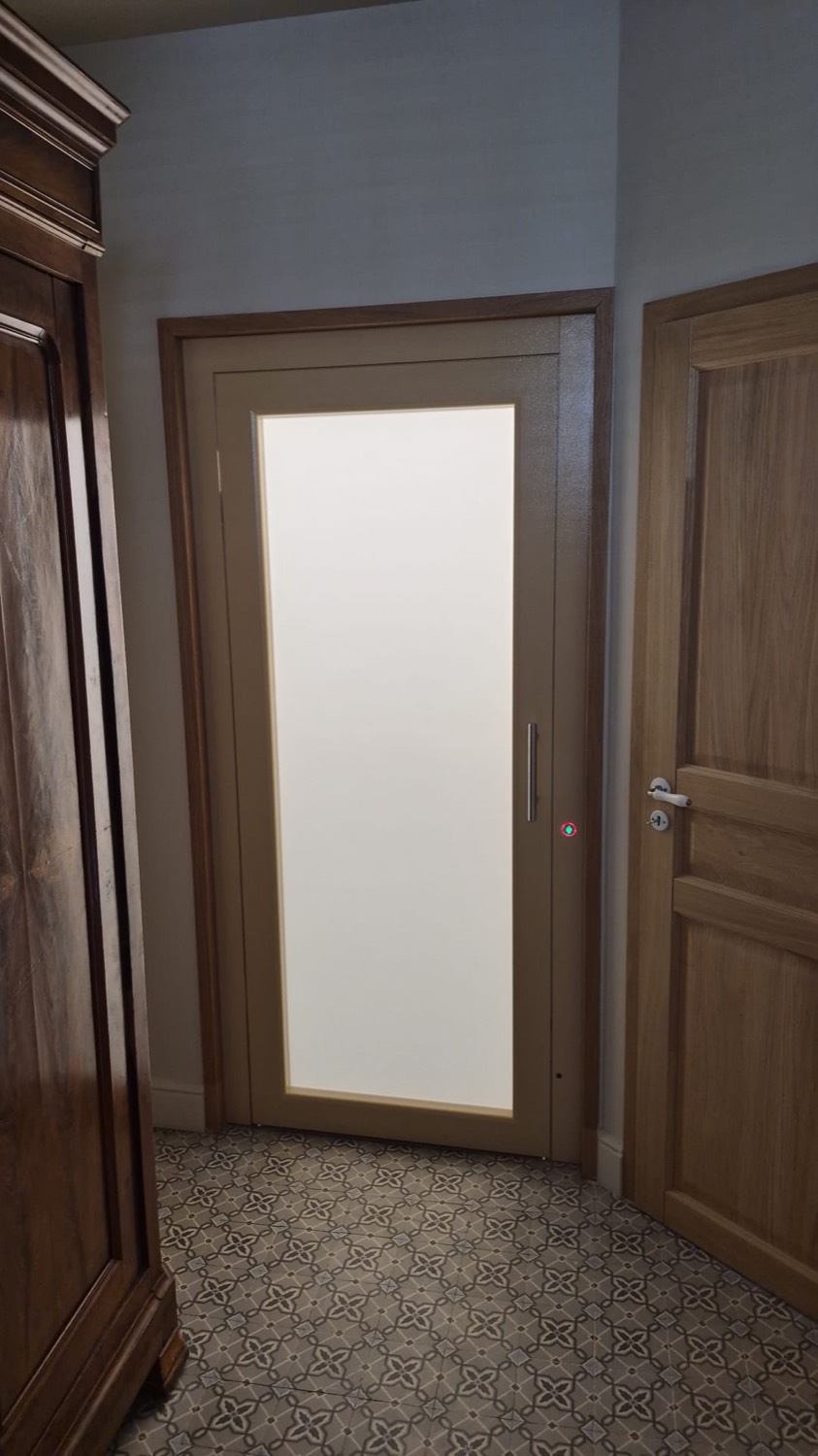 Porte vitrée dépolie et porte en chêne, sol en carreaux de ciment à motifs