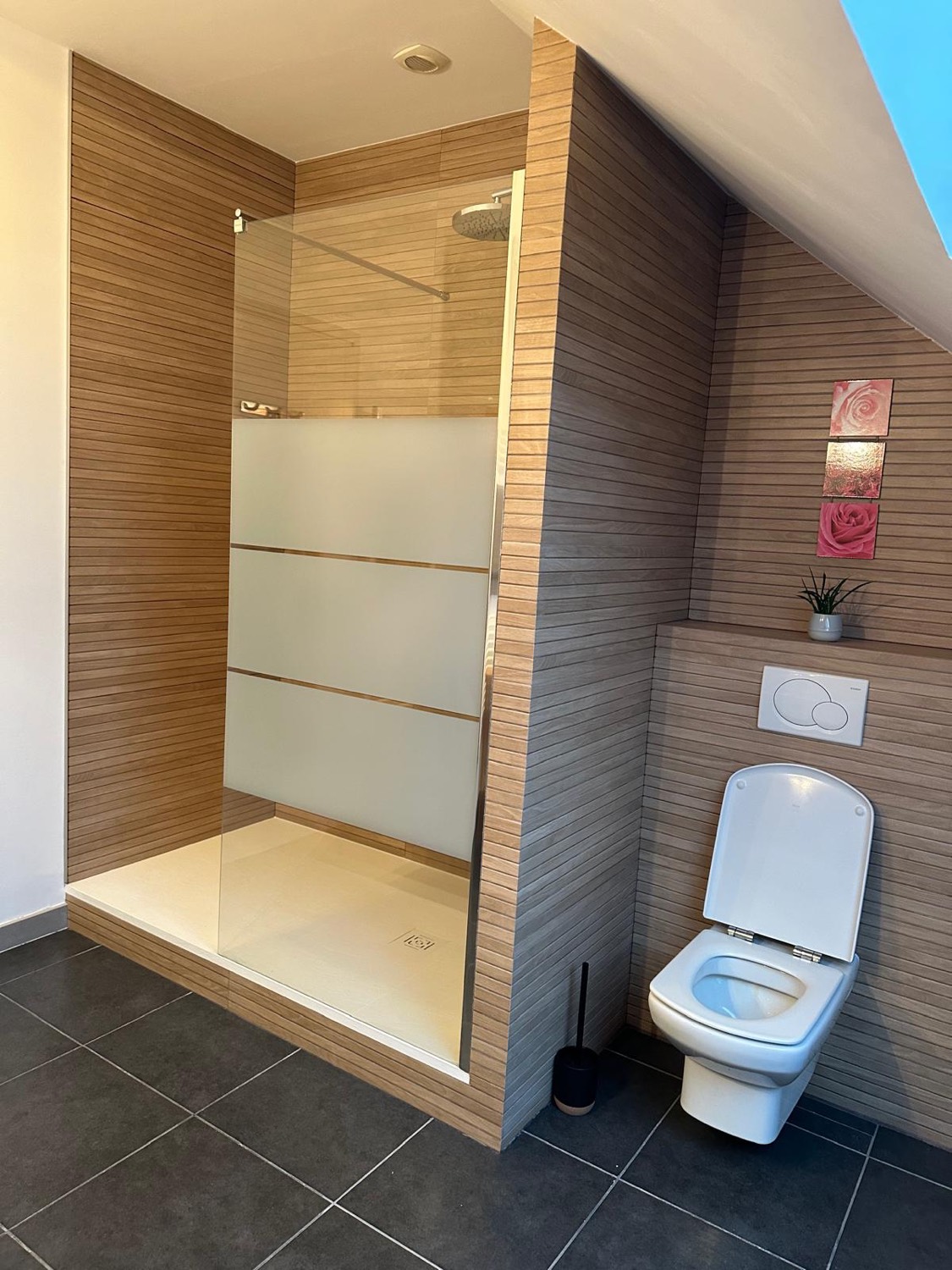 Salle de bain sous combles avec douche à l'italienne et habillage en lames de bois — chantier à Villers-sur-Mer