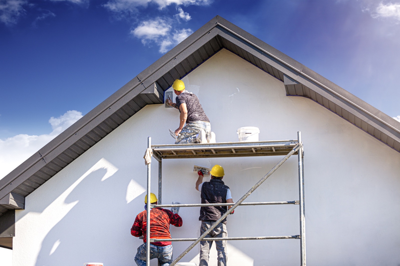 Équipe de façadiers en intervention sur une maison