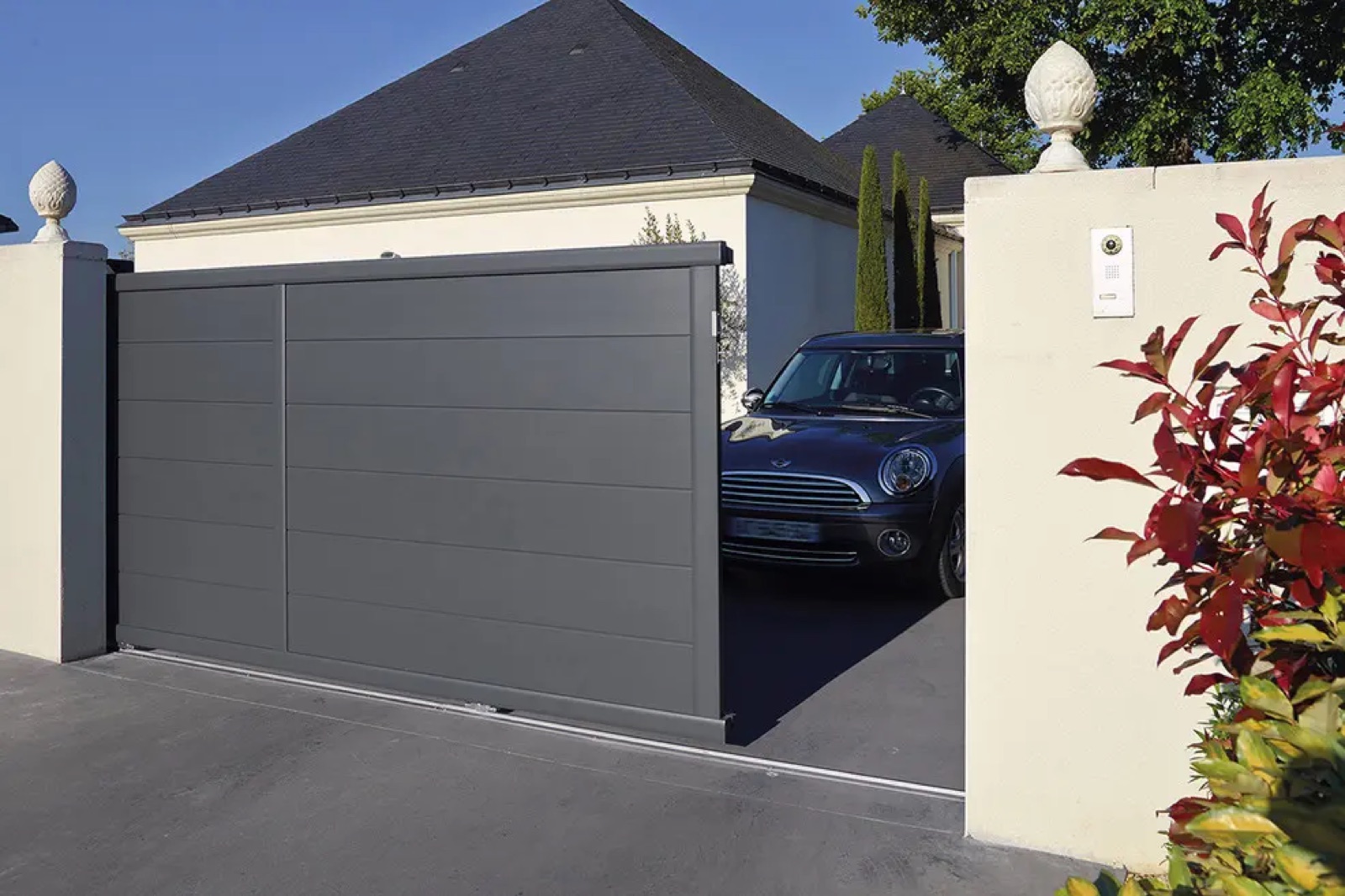 Portail moderne et façade rénovée